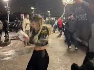 侵門踏戶活該？曼聯女球迷嗆：西漢姆聯是狗屎　秒被飲料招呼