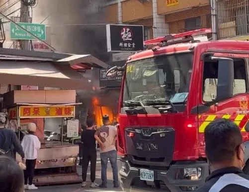 逢甲商圈驚傳火警！工人換瓦斯遭燒傷　店門火勢竄