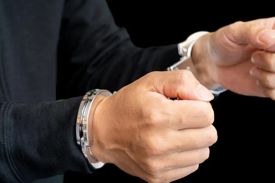 陸男大馬租豪宅當淫窟！90分鐘收費2.8萬　當局突襲逮40人