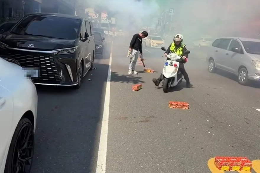 可以這樣？旗山廟會煙火舖滿街頭　騎警踢開阻炸網友戰翻