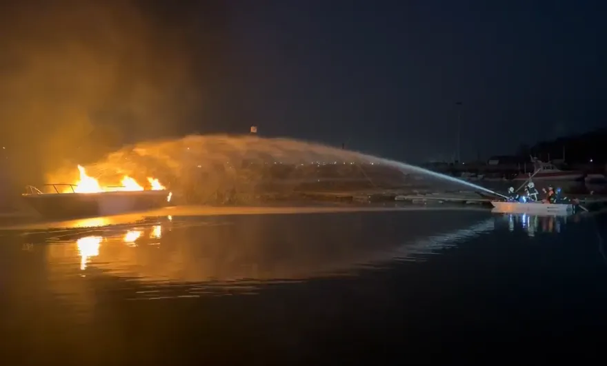 影/嘉義漁船「電瓶爆炸」致船長二級燒燙傷　海巡馳援射水救人