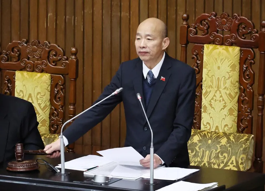 辣個男人太狠了！韓國瑜滿意度「史詩級輾壓」嚇壞民進黨