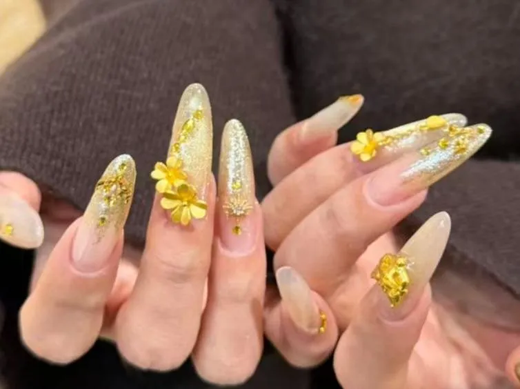 4萬黏手上！陸掀「黃金美甲」風潮　舊金飾改造濃濃「奢華風」