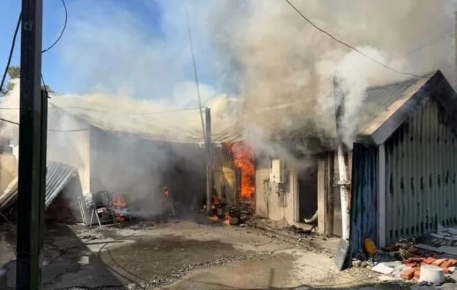 花蓮玉里鐵皮住宅大火　1人受傷緊急送醫搶救