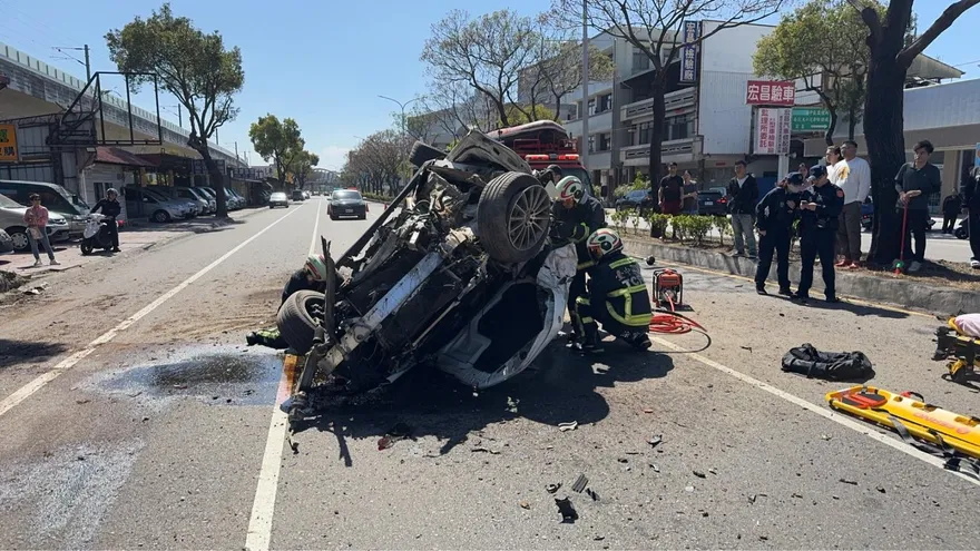 小年夜驚魂！台中24歲賓士男自撞路樹「大翻車」
