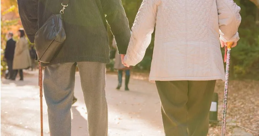 不想服老！80歲爺爺走進健身房重訓　「從駝背到自主訓練」醫師驚呆了！