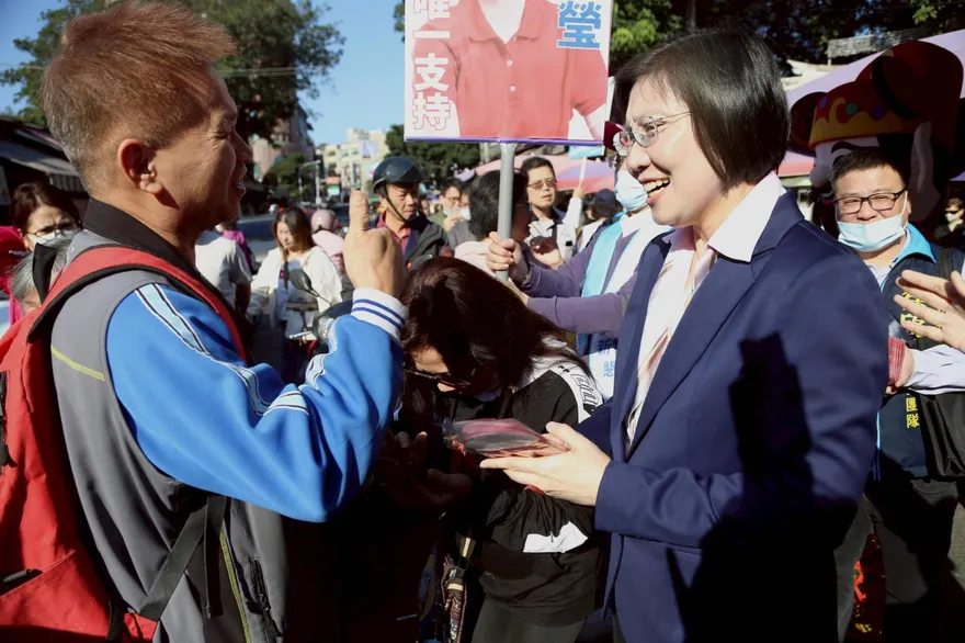徐欣瑩小年夜前進竹東市場　鄉親高喊「客家人挺客家妹」