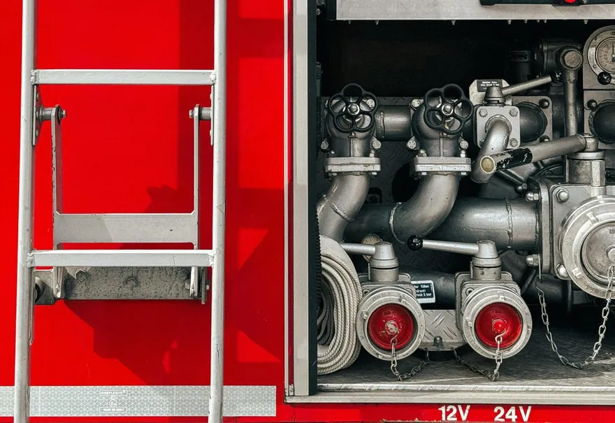除夕驚傳火警！台南民宅爆裂聲後全面燃燒　警消救出2人