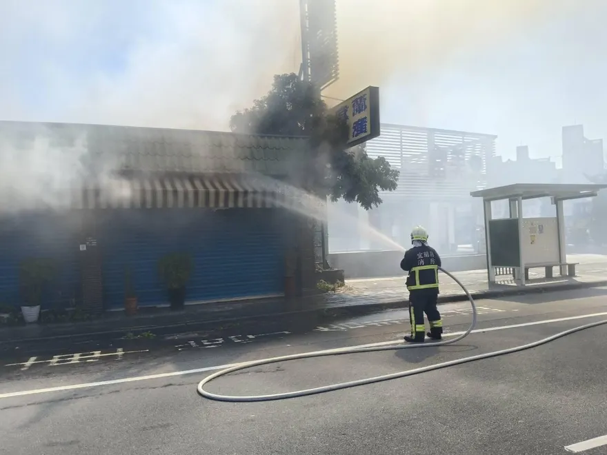 影/除夕買年貨嚇到！宜蘭綠九市場旁鐵皮竄黑煙　婆婆媽媽驚逃