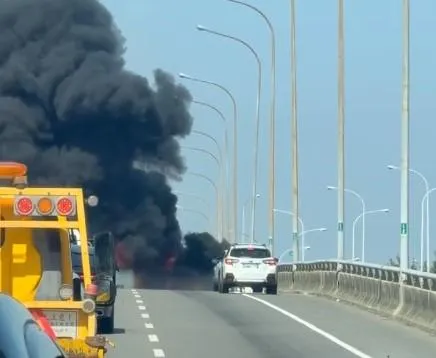 影/彰化母子檔除夕拿年菜遇火燒車　驚悚畫面曝光