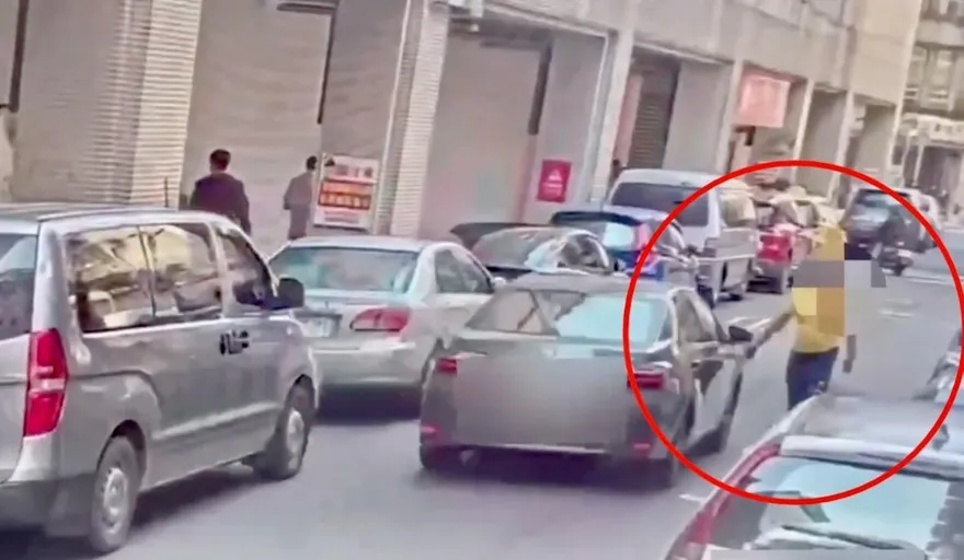 影/萬華大叔假車禍碰瓷要錢　見駕駛報案秒離開