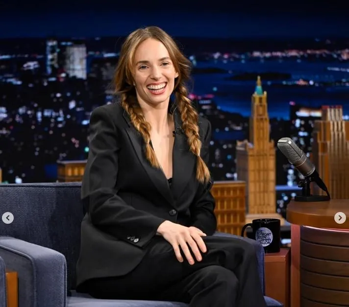 《怪奇物語》瑪雅霍克情人節披婚紗出嫁　同劇演員齊聚一堂祝賀