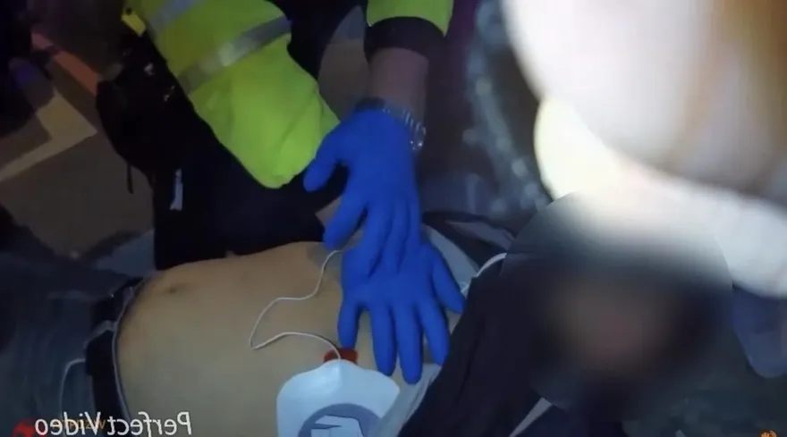 影/新北騎士突自摔無呼吸心跳　暖警CPR鬼門關前搶命