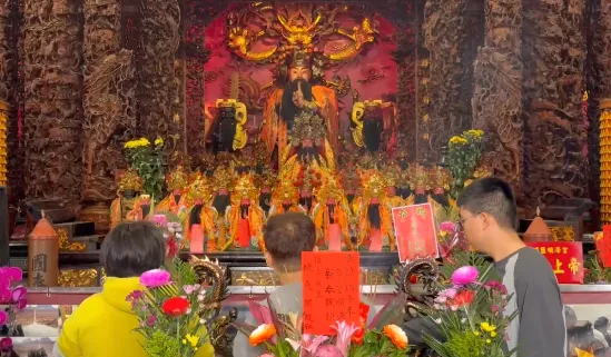 順澤宮豪送錢母、冠軍帽　民眾除夕天沒黑就跑來排隊