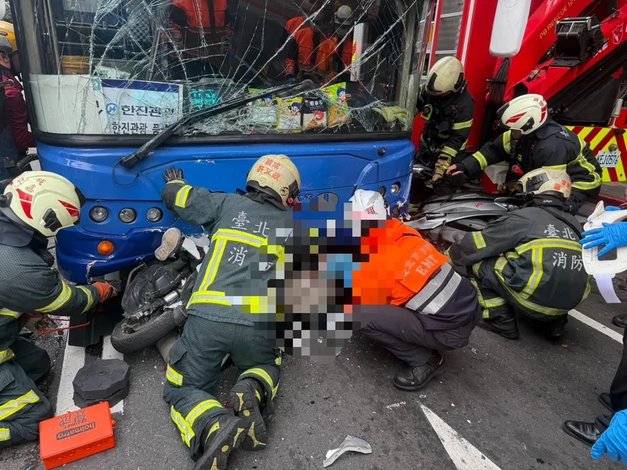 台北鬧區嚴重車禍！　騎士被夾遊覽車、客運中間意識清楚送醫