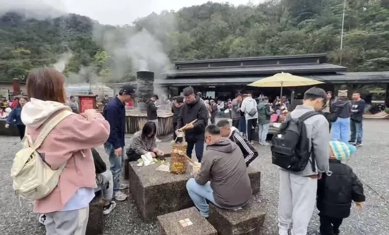 下雨擋不住人潮！宜蘭清水地熱初一擠爆　車潮綿延2公里