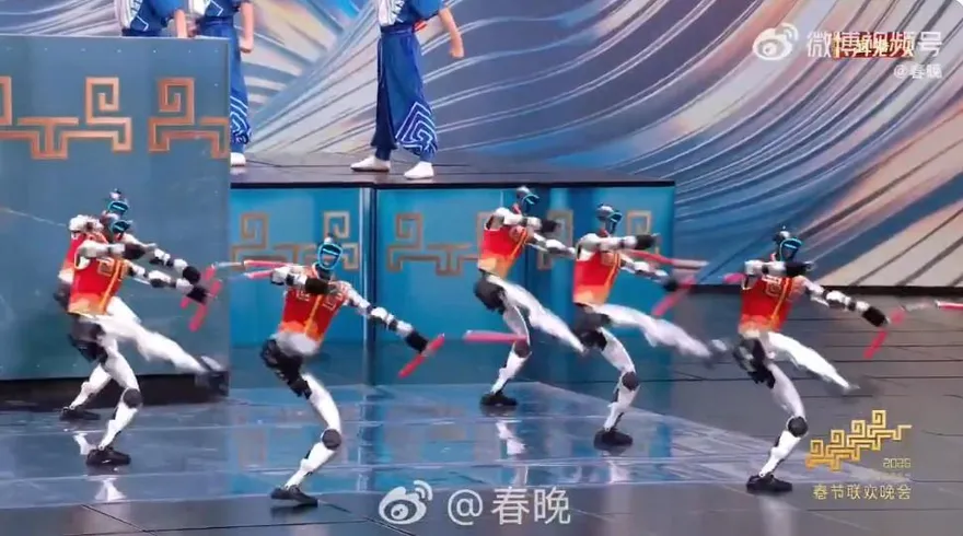 蔡鎤銘/春晚人形機器人「大閱兵」 神乎其技驚豔全球