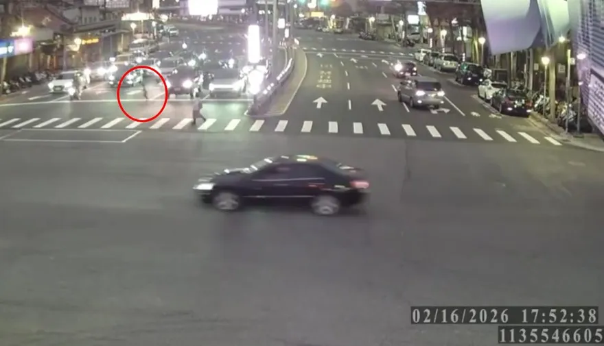 影/新店女童疑哭鬧「除夕當街被丟包」　誇張畫面曝