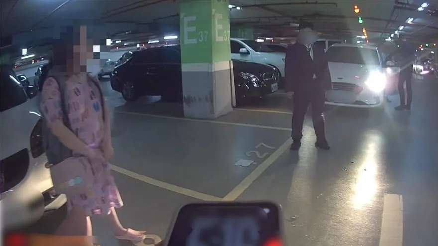 影/疑人肉擋車搶位！高雄59歲大媽狂毆37歲女「踹裂下體」