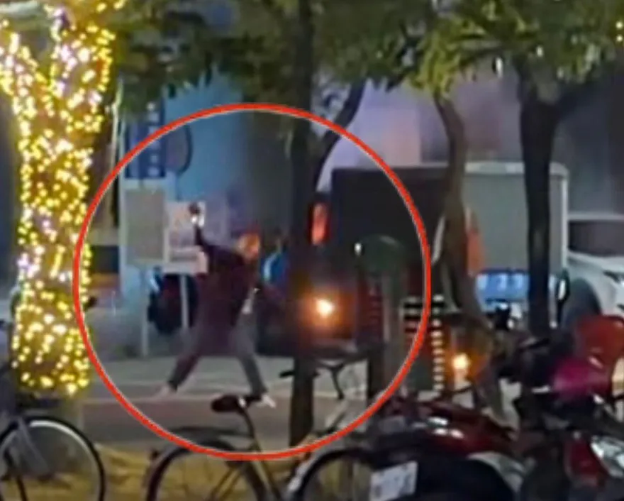 影/不只丟汽油彈燒車！屏東狂男警局旁縱火「還持刀搶超商」
