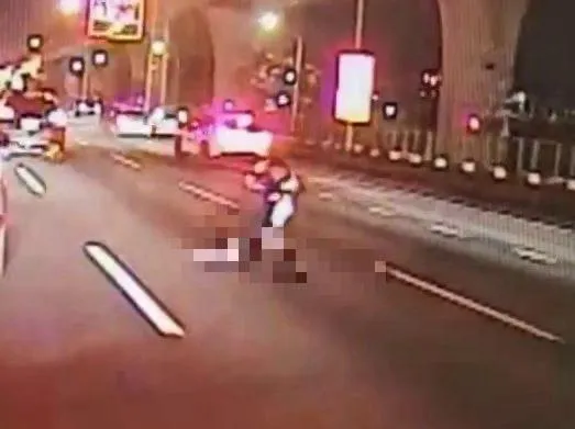 影/老外騎白牌闖國道1號「慘遭撞飛」釀4車追撞！影片曝光