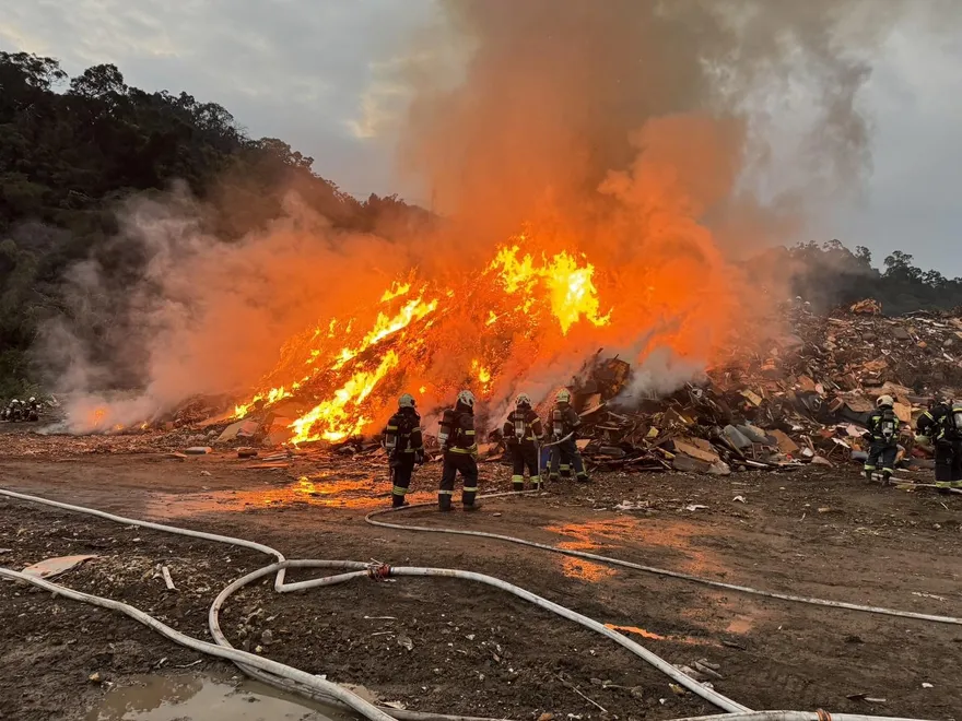 影/南港山豬窟垃圾場大火「雙北4區警戒」！狂燒影片駭人