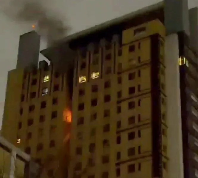 影/台中27層高樓「22樓冒焰球」！百人急逃、7人一度受困