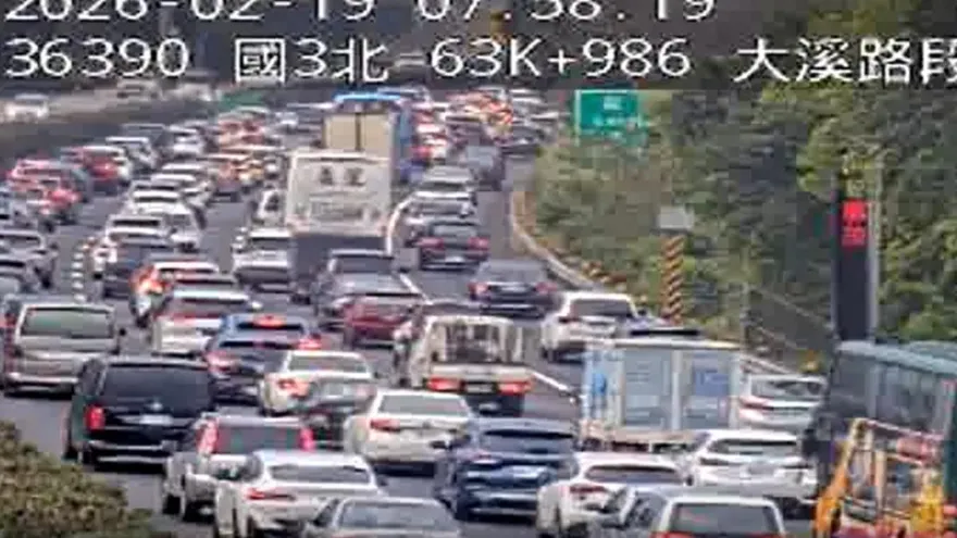 國道3號初三大塞車了！大溪段追撞事故釀交通打結