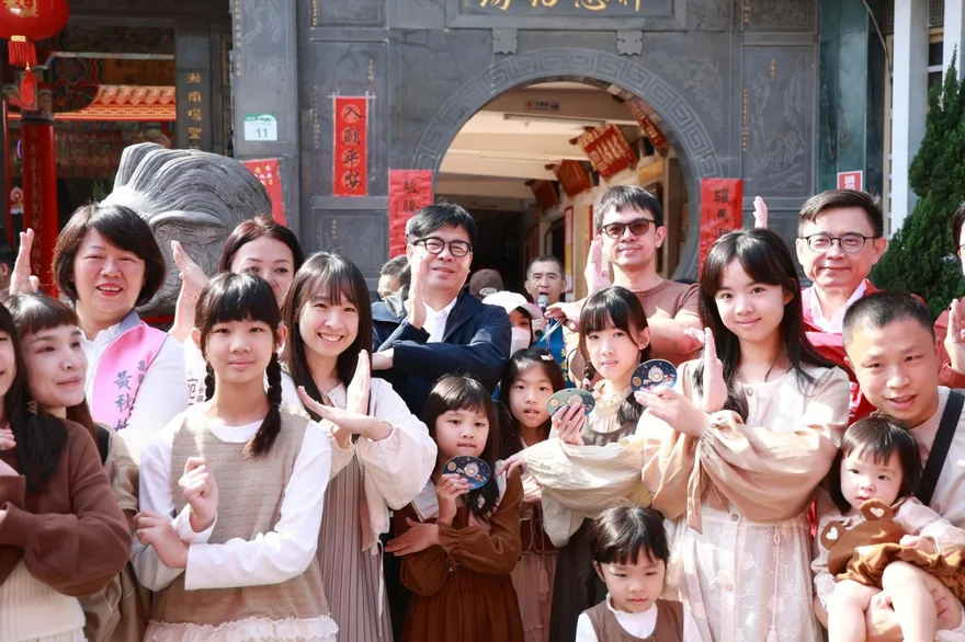 推廣到高雄走春　陳其邁強打高中青澀照、曝糗事