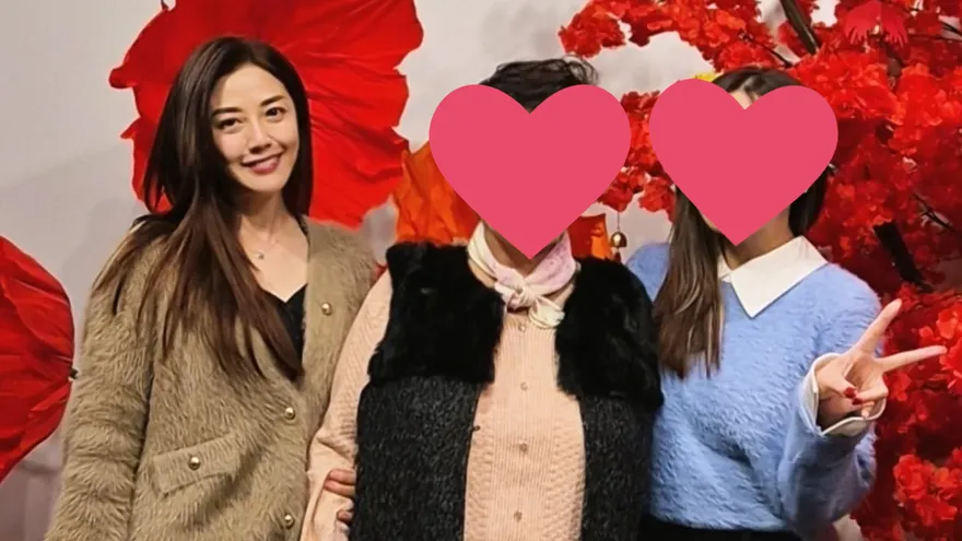 韓瑜過年曬母女合照！超美親妹曝光　網讚：全家都美女