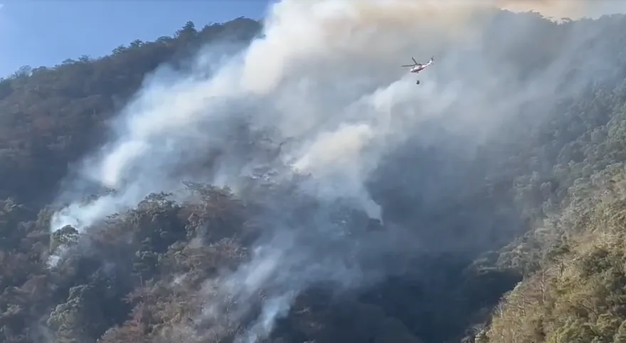 影/埔里火燒山第5天！燃燒近30公頃　直升機空中灑水控制