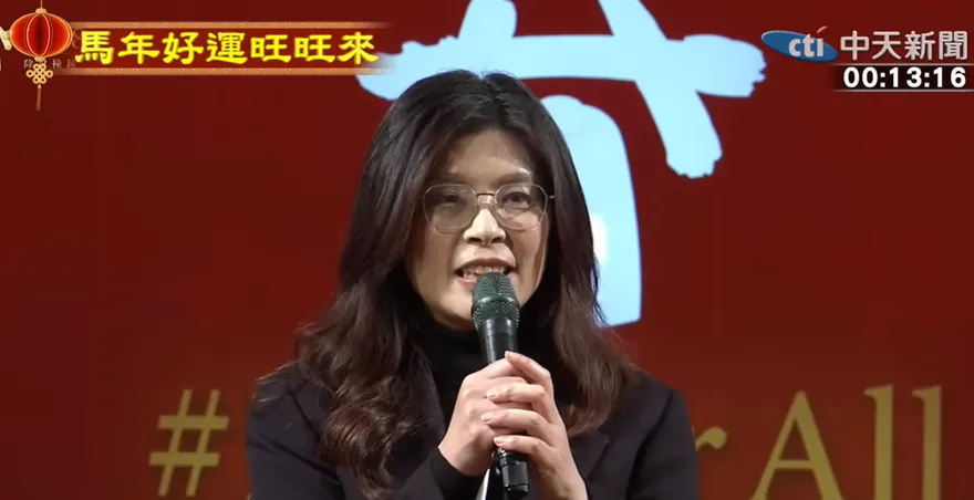 除夕夜撞鐘抖繩　鄭麗文喊「以己為薪」：為和平而努力