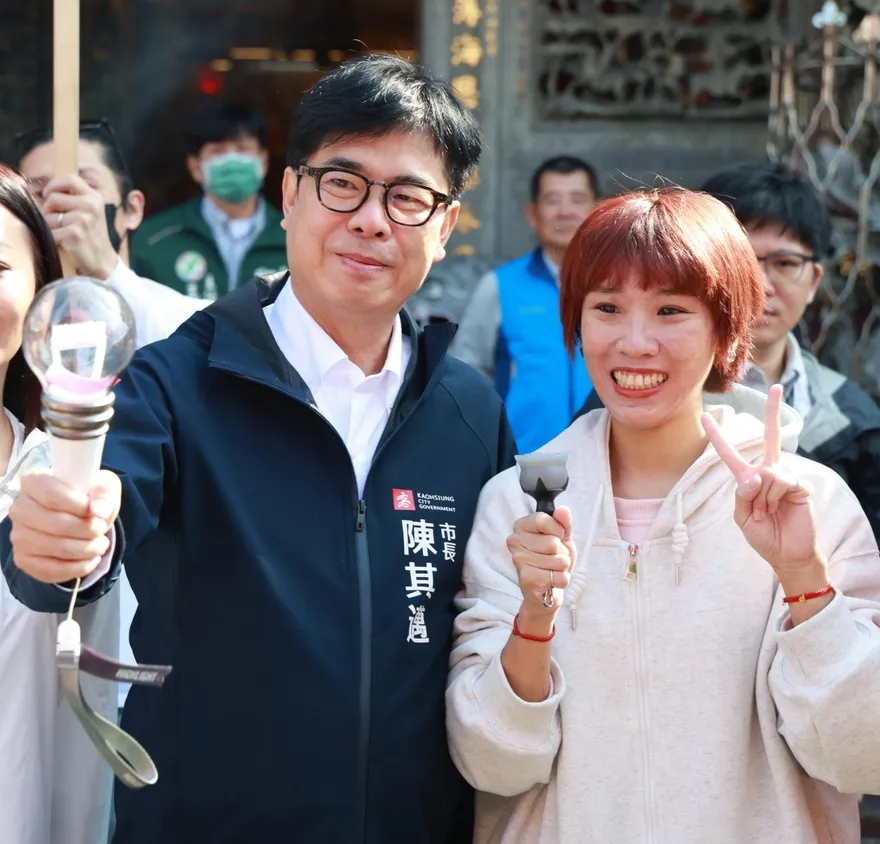 被賴清德點名麥克風變大支！陳其邁秀HIGHLIGHT手燈：就是這支啦