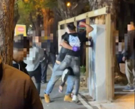 影/高雄蓮池潭爆隨機攻擊！狂男「洗衣精桶裝汽油」亂潑路人