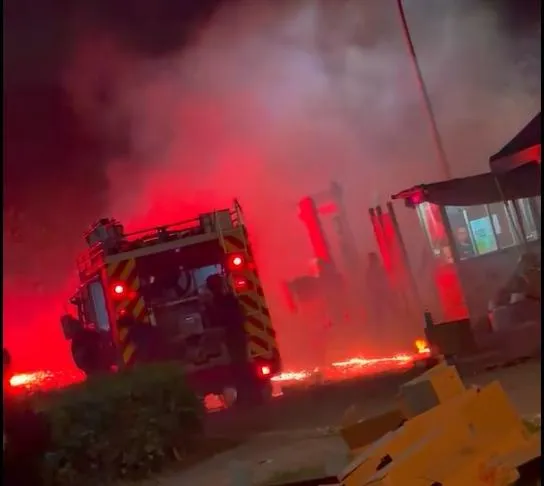 影/沒水準！新北重陽橋下「大批煙火貼地亂射」警消險變炸寒單