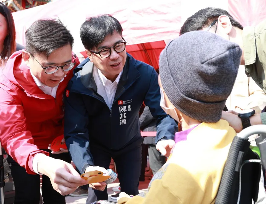 陳其邁走春發紅包　曝賴清德關心前鎮小港選情