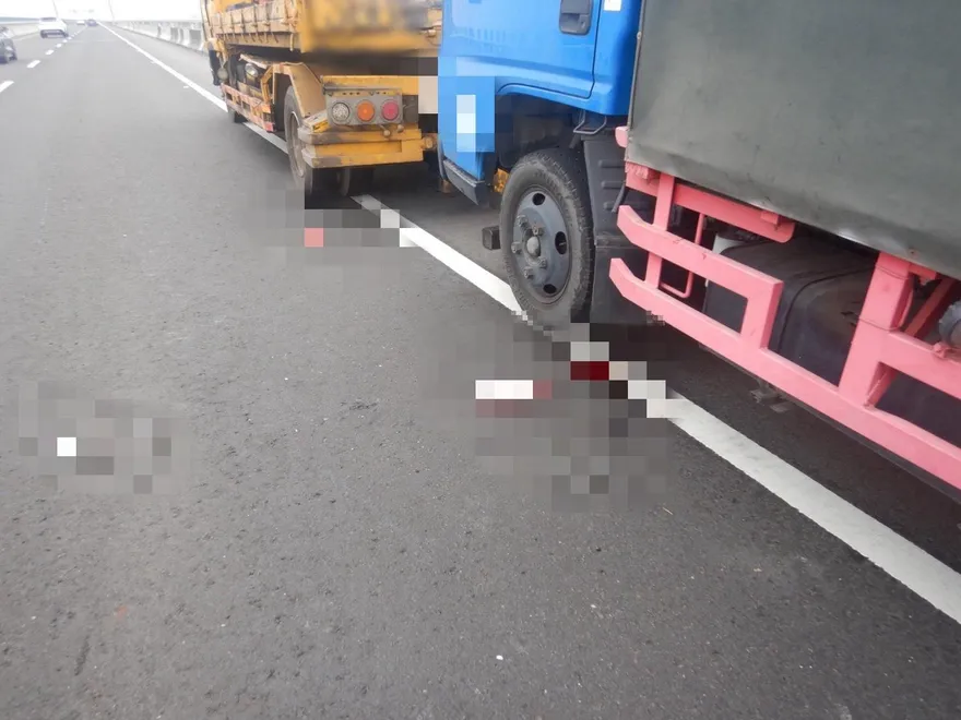 影/台中拖吊車司機遭猛撞「頭骨破裂腿斷了」！悲慘現場曝光