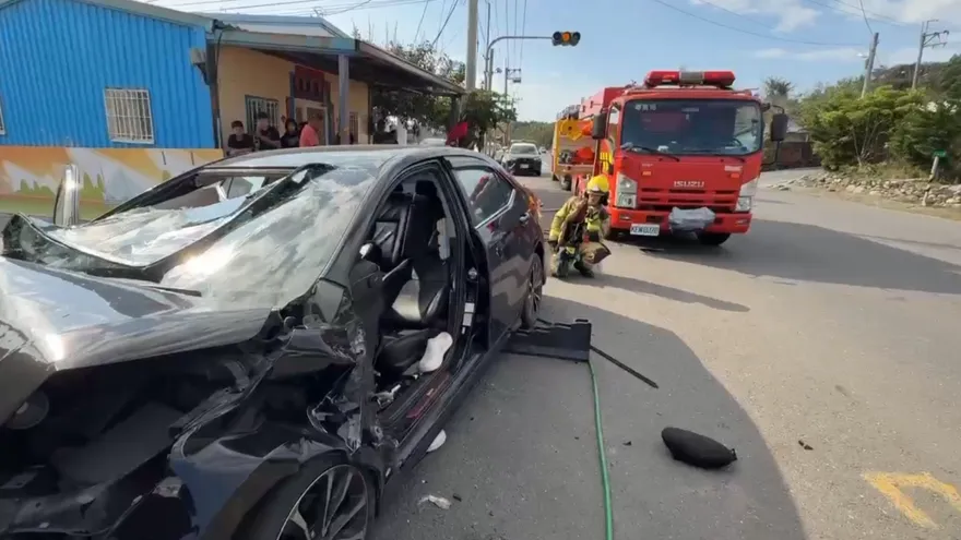 命懸一線！花東「車高速衝撞電桿」女受困失去呼吸心跳