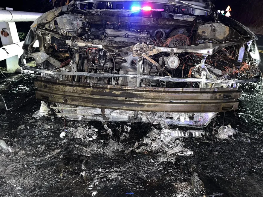 影/台9線南澳段開到一半突自燃！一家四口急跳車　燒成骨架