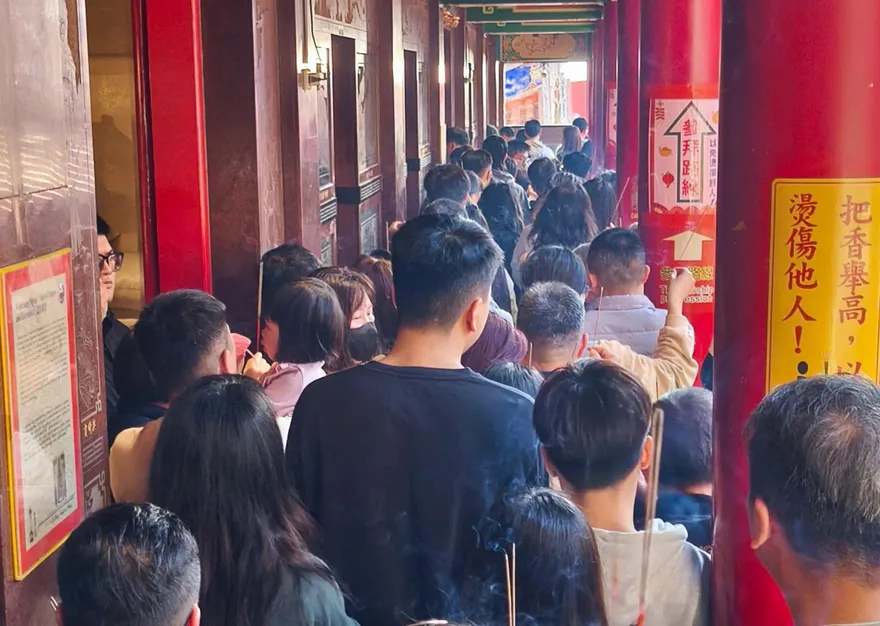 台中樂成宮拜月老求感情「寸步難行」　網：原地聯誼比較快