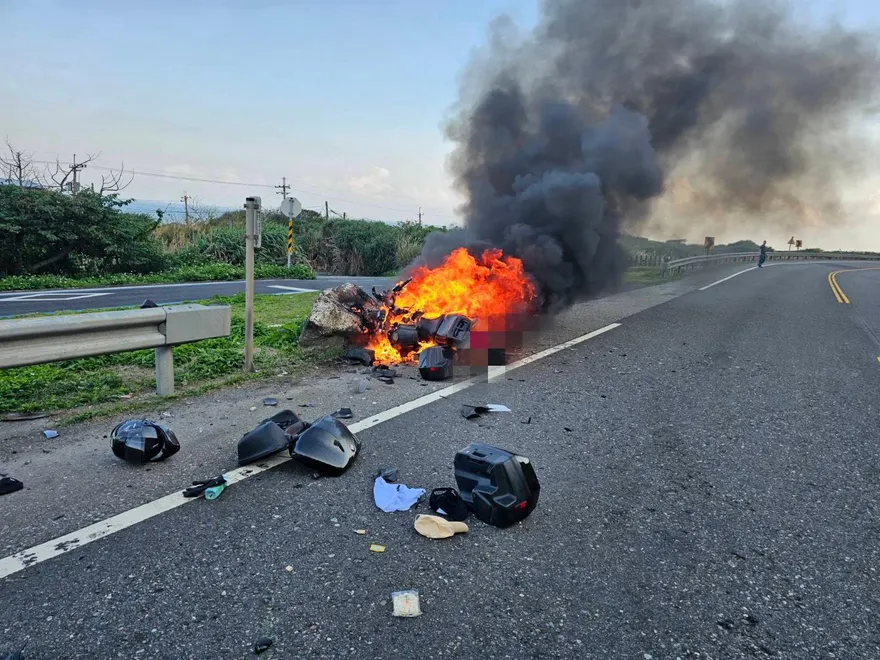 影/全都毀了！貢寮紅牌重機撞護欄起火　騎士、乘客緊急送醫