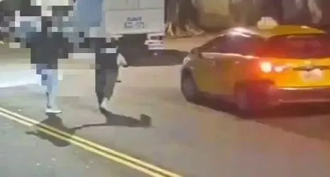 影/北市爆「雙煞持刀劫車」重案！路人調解反幫倒忙　全程影片曝