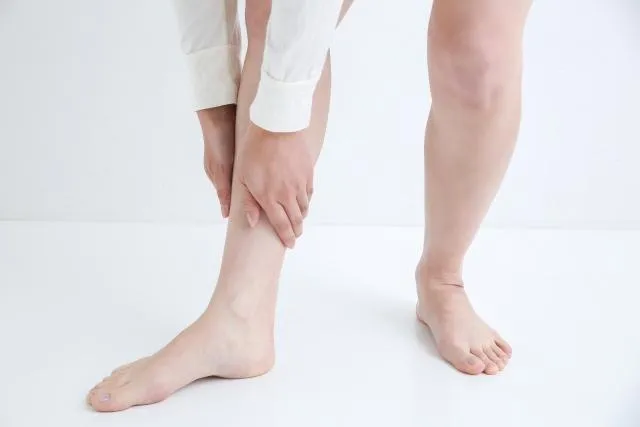 夜間腿抽筋有救了？醫揭「維生素K2」比補鈣更有效