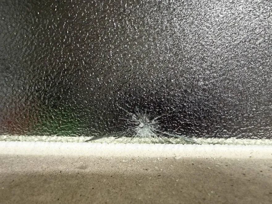 影/馬公民宅遭鋼珠射擊！　住戶聽聞異響驚見3面玻璃破裂