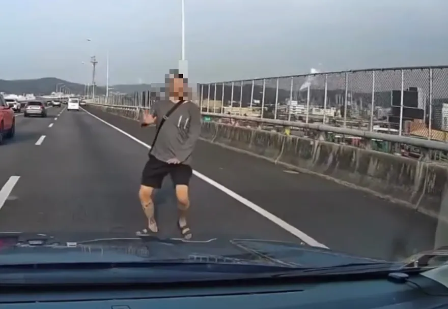 影/墜落前詭舉曝光！五楊高架35歲男小黃跳車　隨機攔車拉門