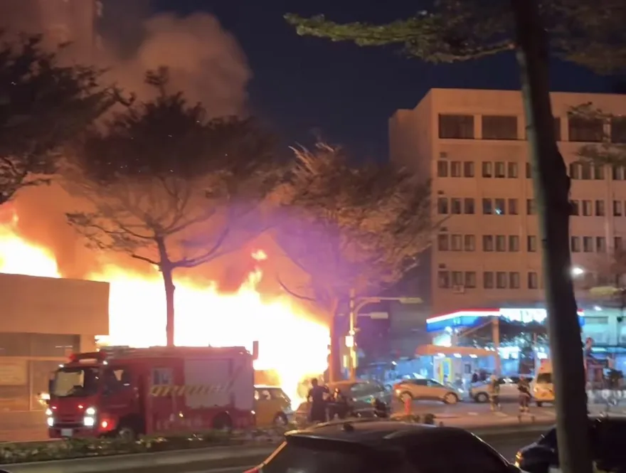 影/北市中正區加油站對面「三級火警」全面燃燒　救出百歲翁