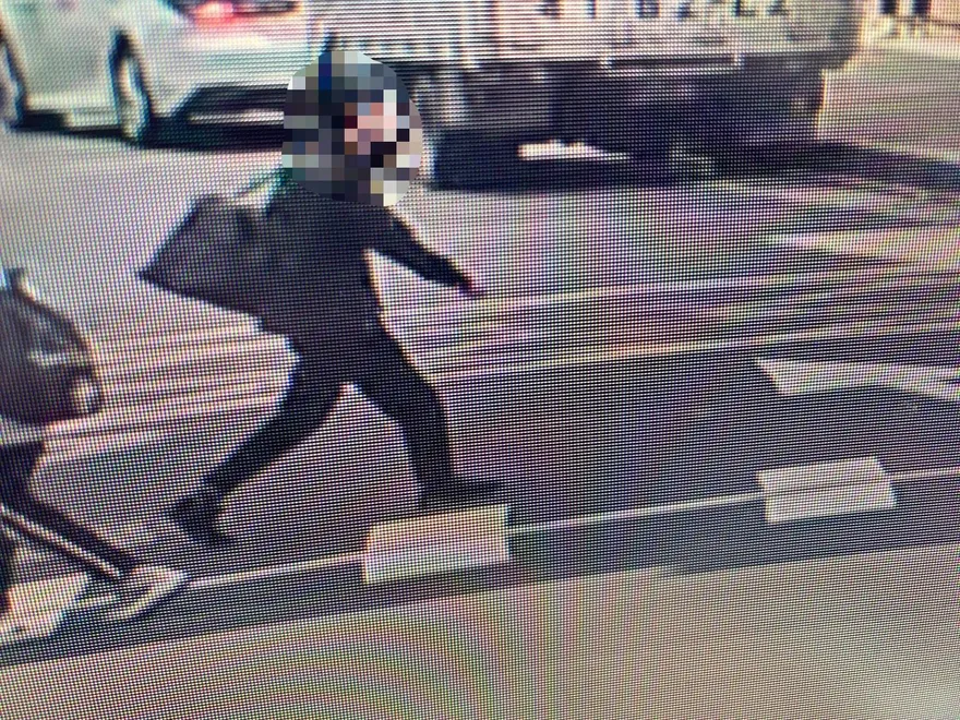 影/台北車站黑衣男持「10公分長水果刀」閒晃　長相曝光