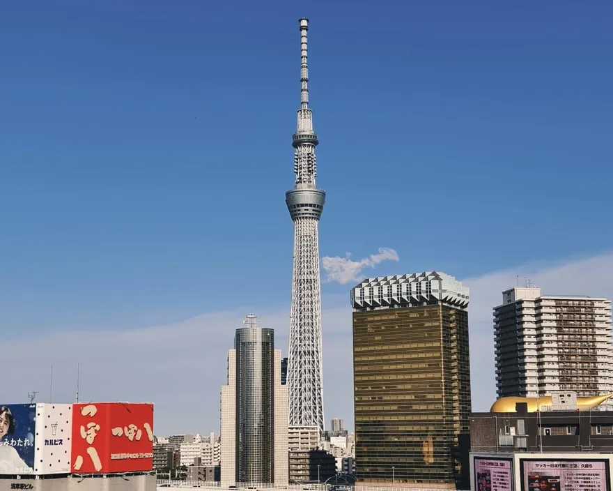 東京晴空塔電梯驚魂！突急墜卡30公尺高空　20多人受困