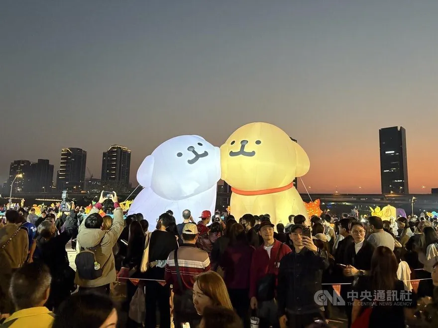 新北燈會開幕！15米紅寶馬主燈超吸睛　民眾擠爆搶拍線條小狗