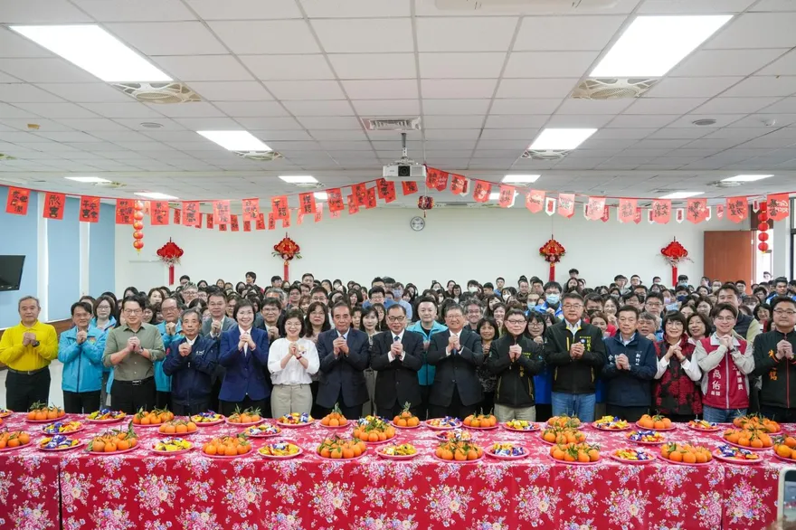 藍營新竹縣長初選激戰　徐欣瑩、陳見賢同台新春團拜零互動